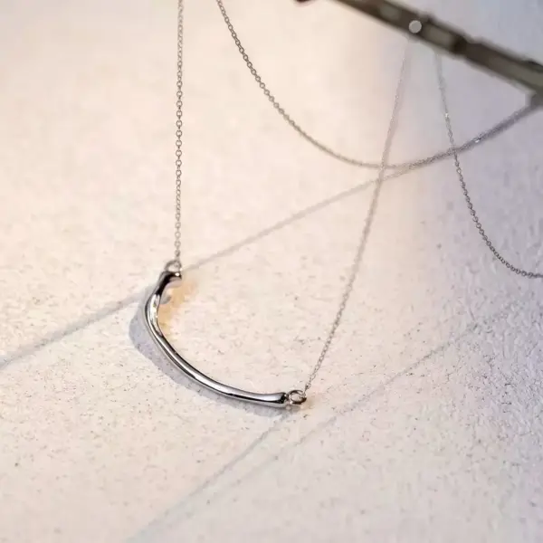 Adjustable Curved Pendant Necklace in Sterling Silver Adjustable Curved Pendant Necklace in Sterling Silver - 1