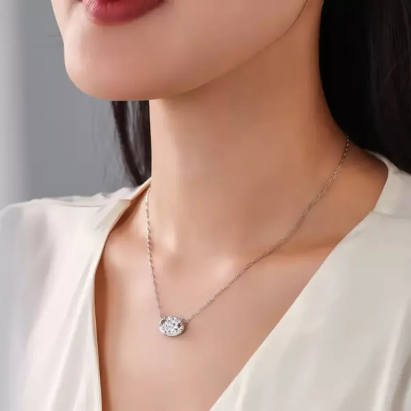 Hammered Oval Pendant Necklace Hammered Oval Pendant Necklace - 3